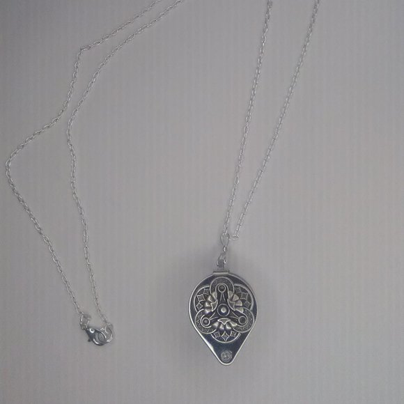 Magnifying Glass Antique Silver Swirly Art Nouveau Loupe Pendant Necklac… - Picture 5 of 6